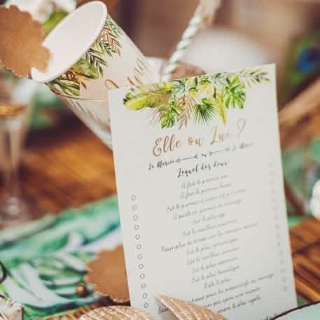 Cenografia de mesa com cartas de jogo ela ou ele tropical para animação de casamento