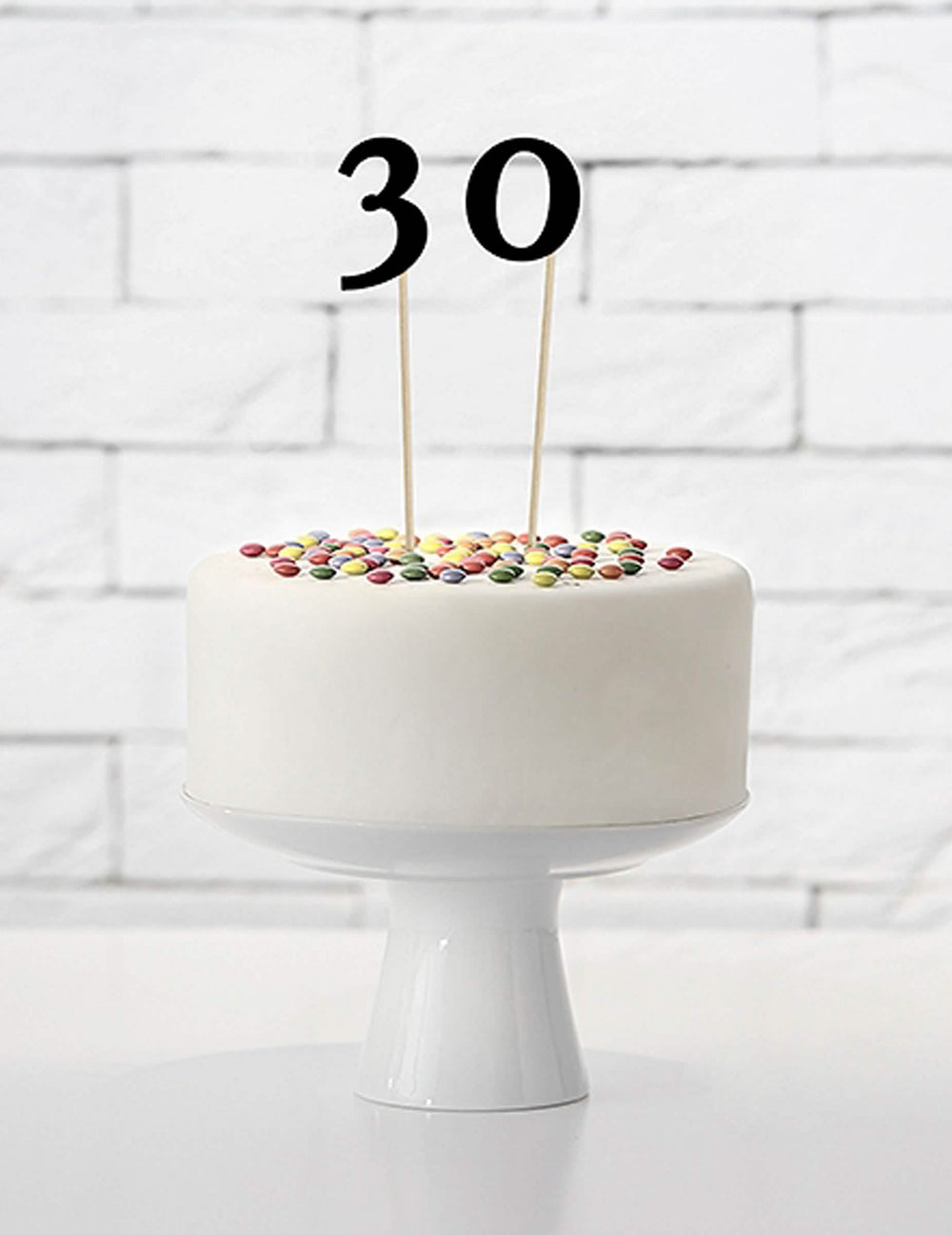 Cenário para um bolo com 10 números em palito para festa