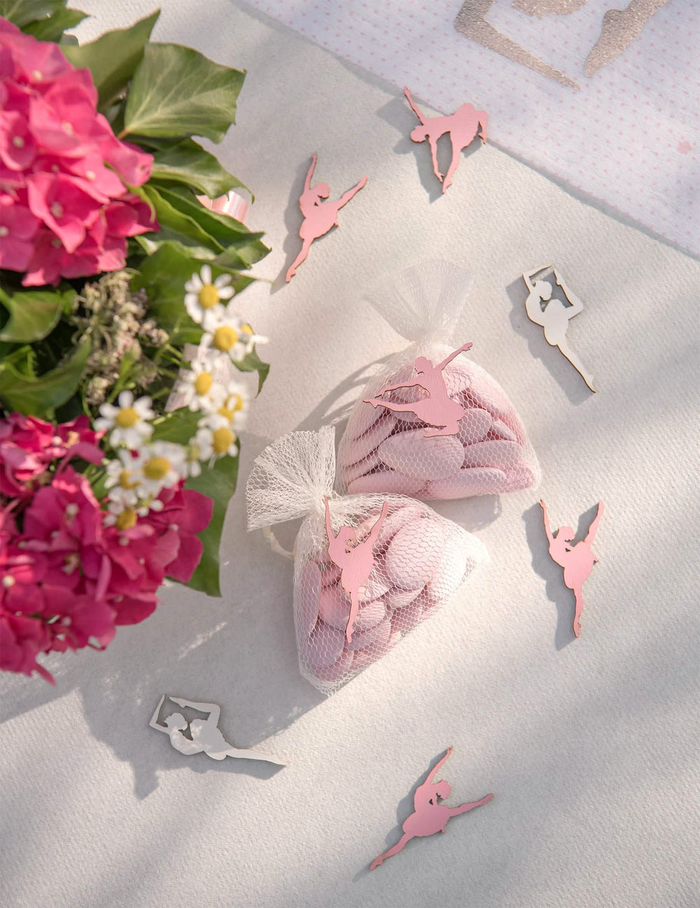 Mise en cena em saquinhos para rebuçados com confettis de mesa em madeira bailarina