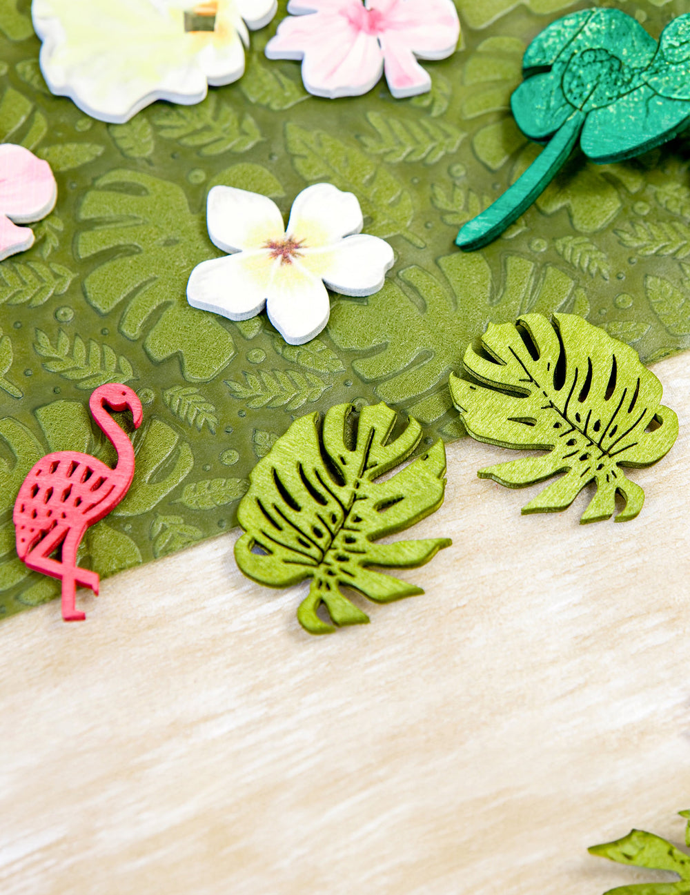 Mise en scène décorative des confettis en bois feuilles tropicales