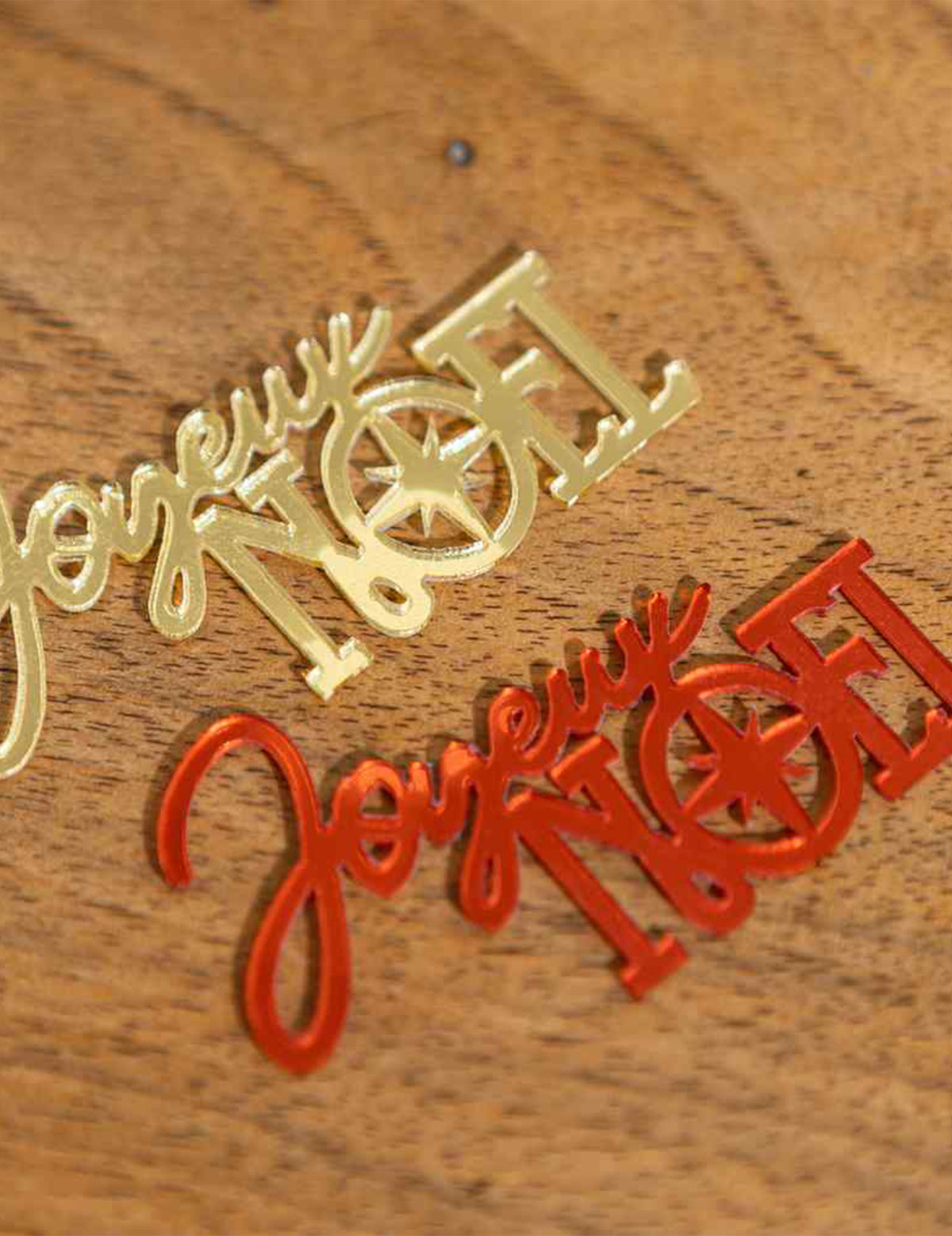 10 confetis Feliz Natal vermelho e dourado 6,5 x 3,5 cm