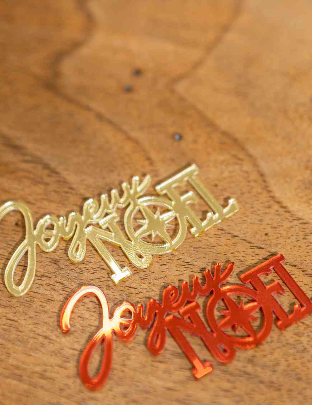 10 confetis Feliz Natal vermelho e dourado 6,5 x 3,5 cm