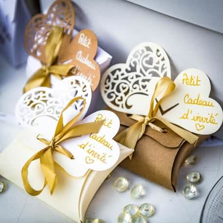 Detalhe das etiquetas em forma de coração das caixas para amêndoas brancas com fita de cetim dourado