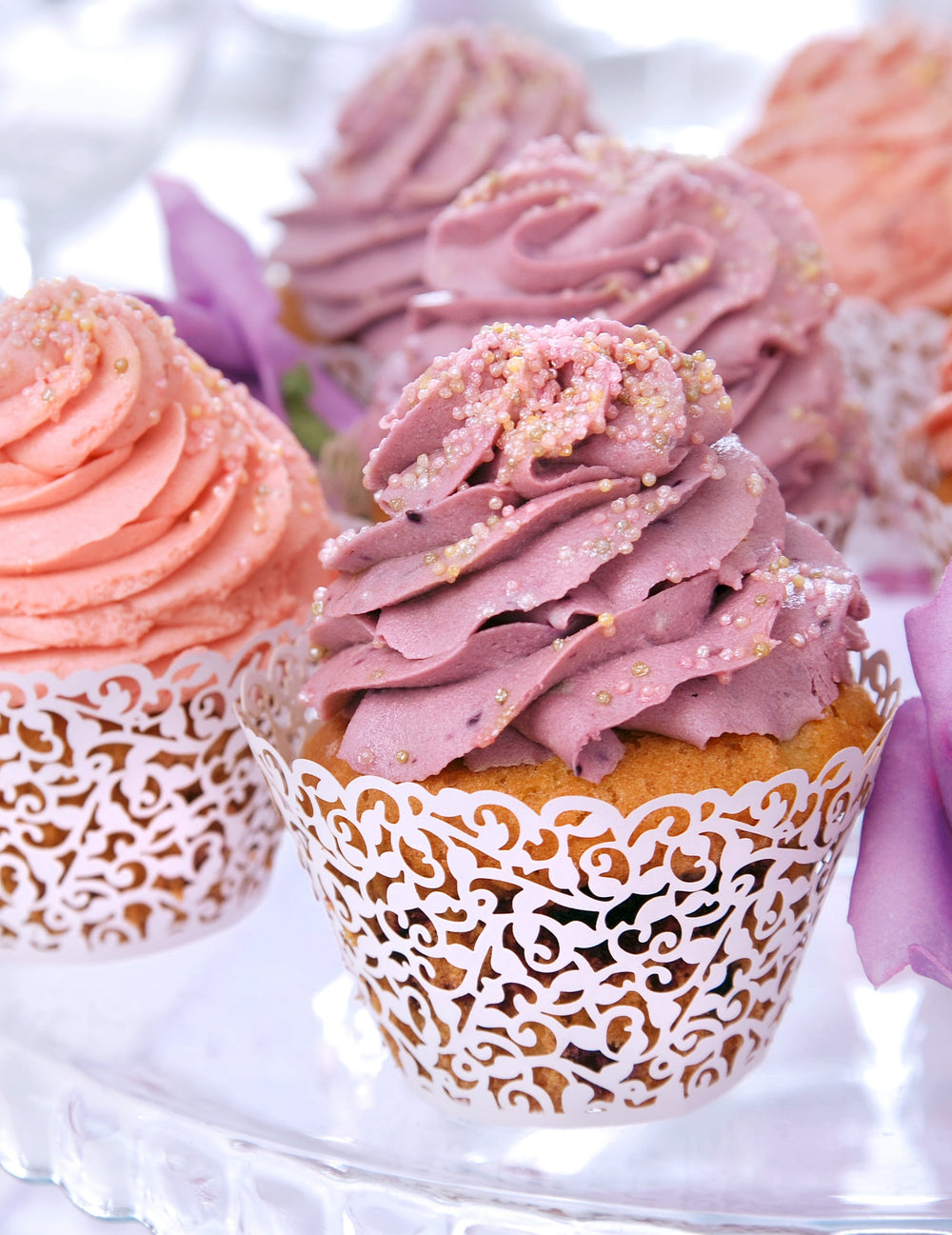 Gros plan sur les contours pour cupcakes dentelle pour mariage