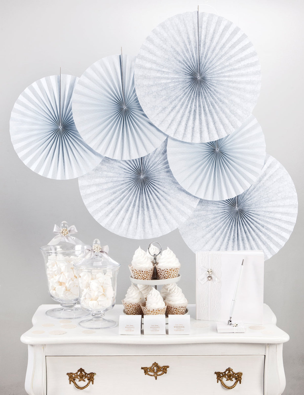 Mise en scène sur buffet des contours pour cupcakes dentelle pour mariage