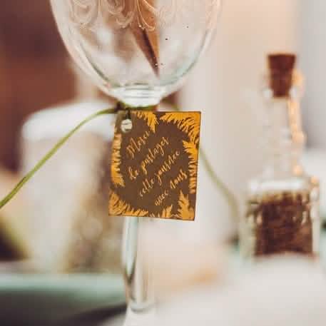 Detalhe da etiqueta e do laço de cetim das etiquetas em cartão, obrigado pampa para casamento