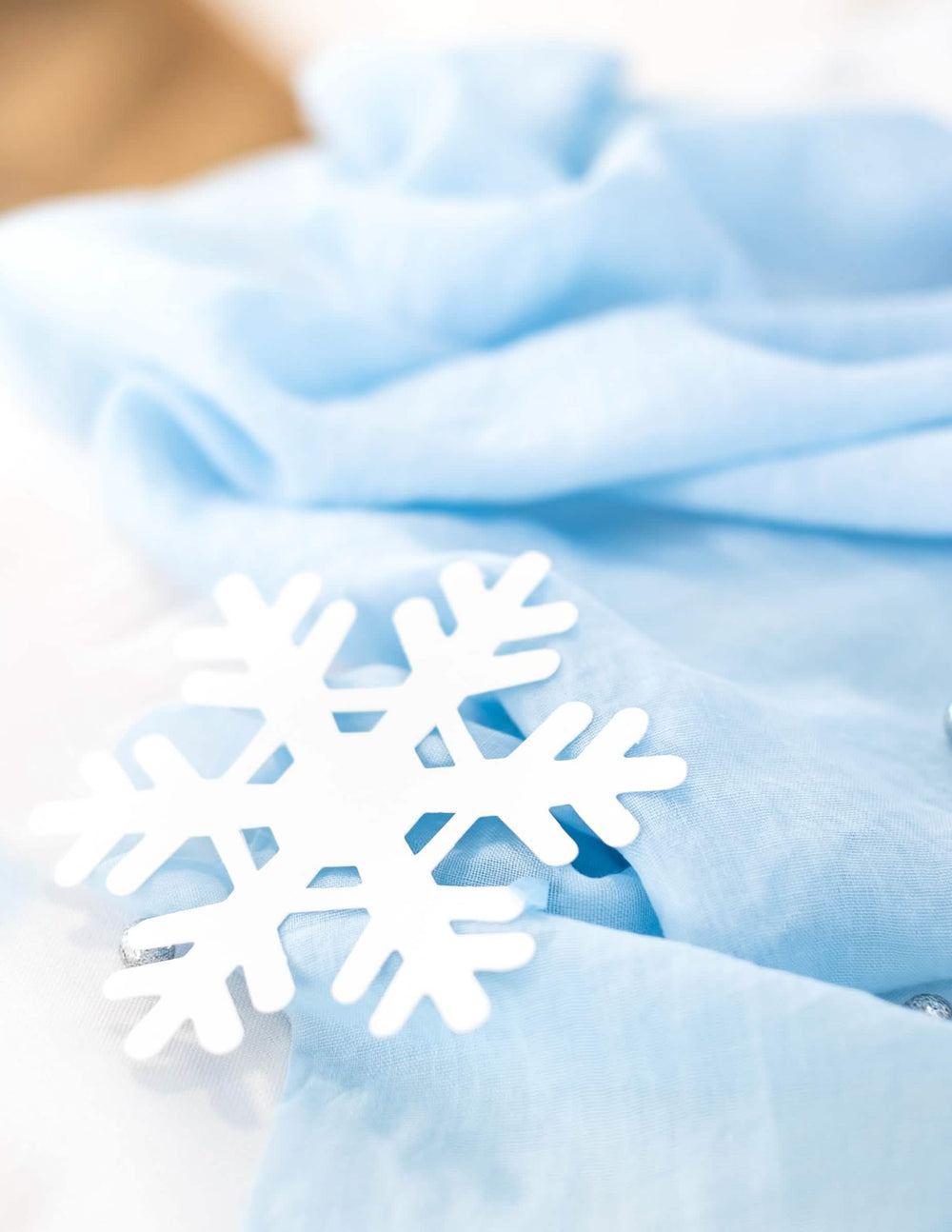 Grande plano de um floco dos flocos de neve de natal para decoração