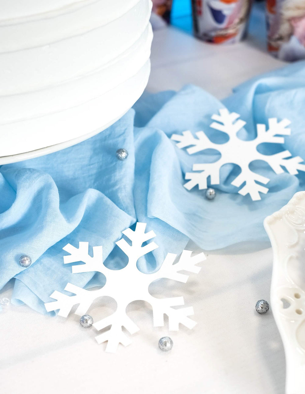 Decoração de mesa azul com flocos de neve de natal para decoração