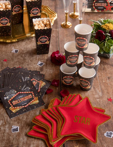 Mise en scène festive sur une table des gobelets en carton Hollywood