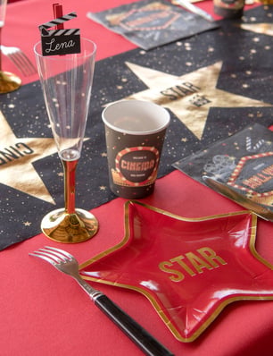 Détail de la décoration de table festive du gobelet en carton Hollywood