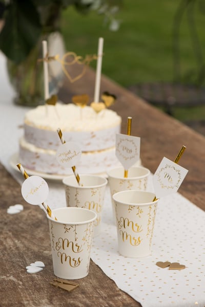 Mise en situation sur une table des gobelets en carton Just Married pour mariage