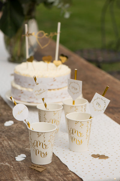 Mise en situation sur une table des gobelets en carton Just Married pour mariage