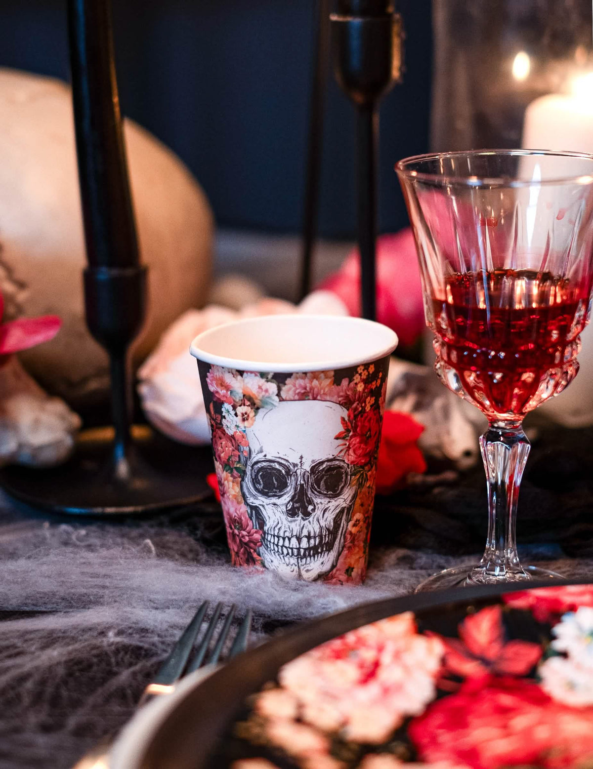 Mise em situação numa mesa decorada do copo de cartão esqueleto florido