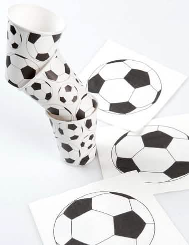 Cenário com guardanapos a condizer com o copo de cartão balão de futebol