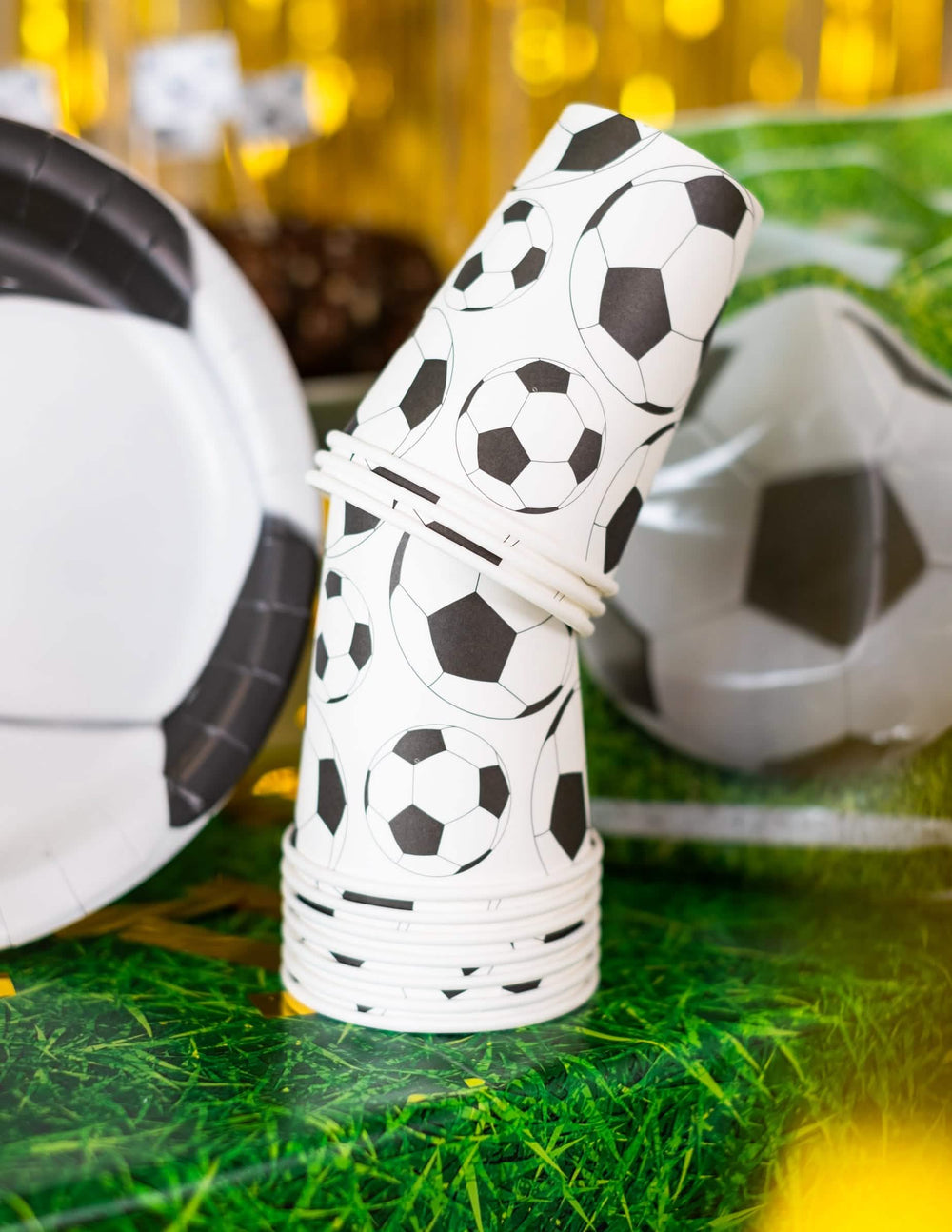 Encenação com prato combinando com o copo de cartão bola de futebol