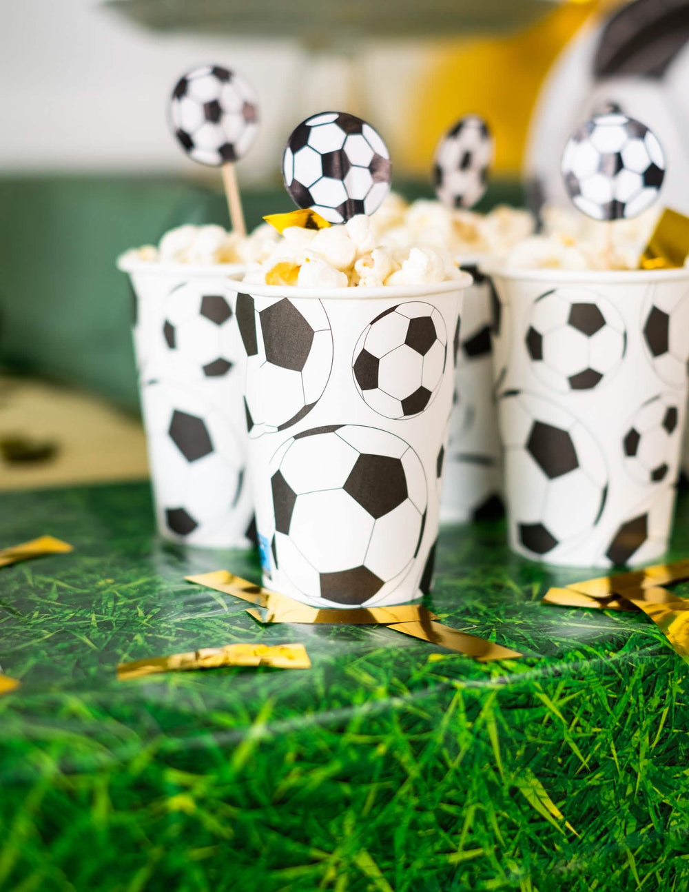 Cenário com pipocas do copo de cartão balão de futebol