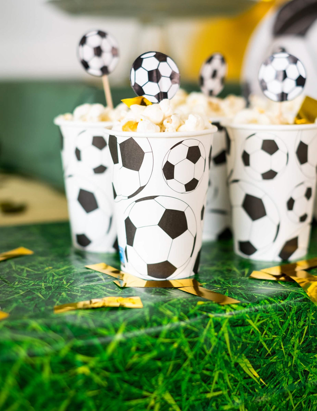 Cenário com pipocas do copo de cartão balão de futebol