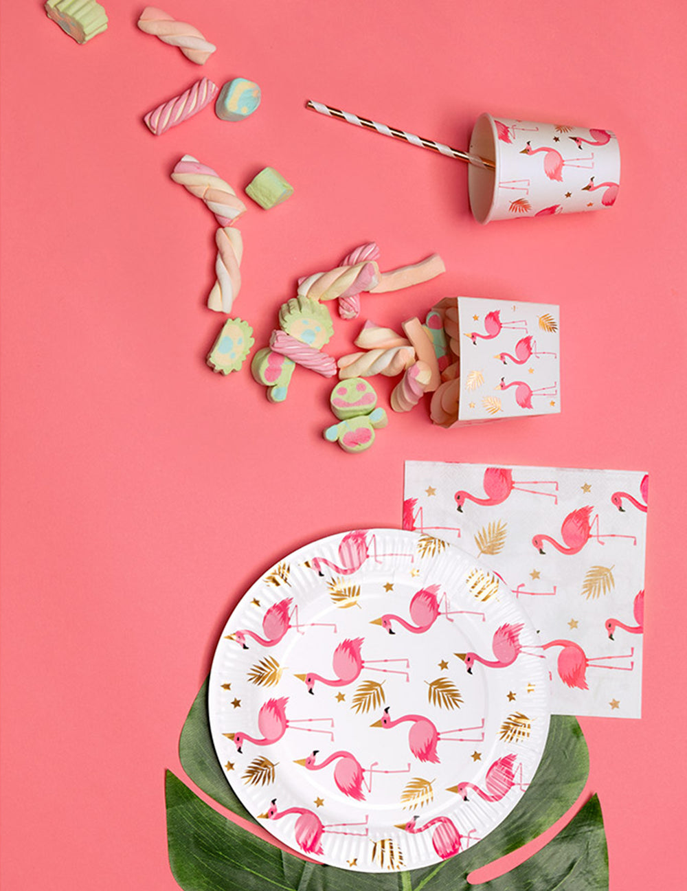 Mise en situation de table de fête des gobelets en carton Flamant Tropic