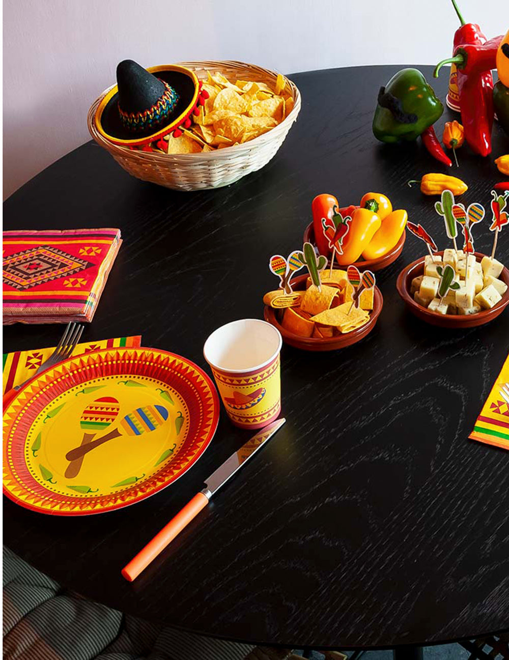 Mise en scène sur une table de fête du gobelet mexicain