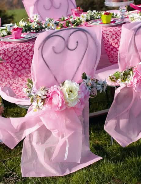 Mise em situação da capa de cadeira premium com laço para decoração de festa cor de rosa em tecido não tecido