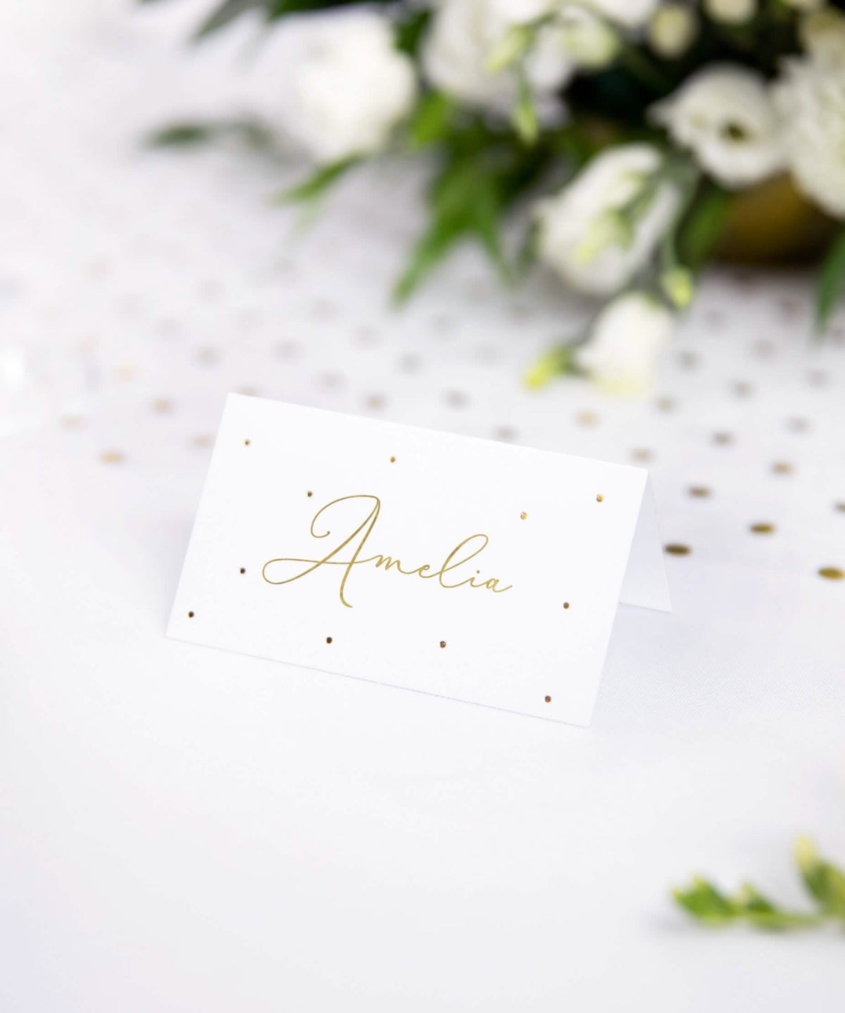 Marcadores de lugar em cartão com bolinhas douradas para decoração de mesa branco e dourado