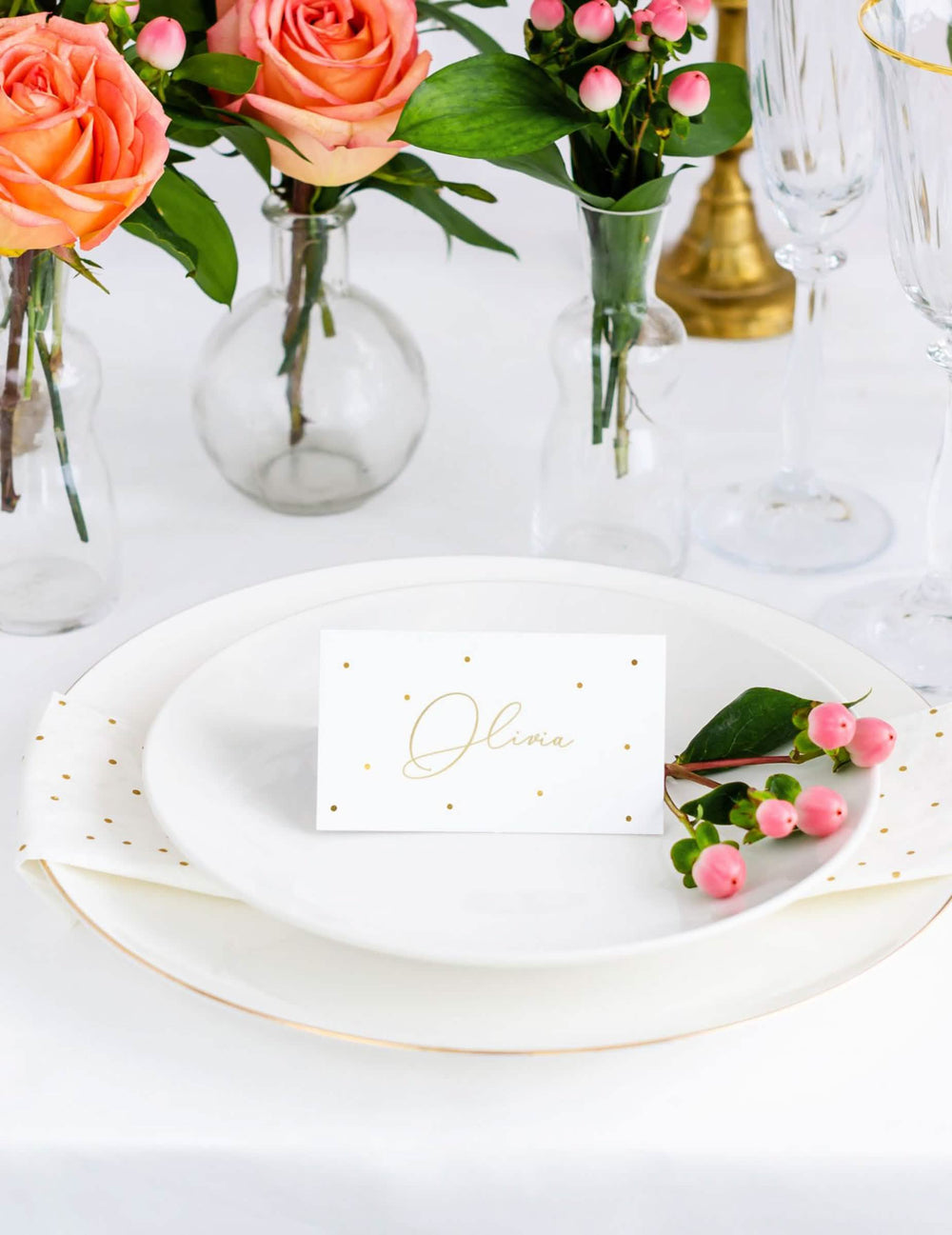Colocado numa mesa do marcador de lugares em cartão com bolinhas douradas para decoração de mesa