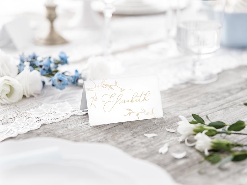 Mise en situation sur table du marque-places en carton branchages dorés