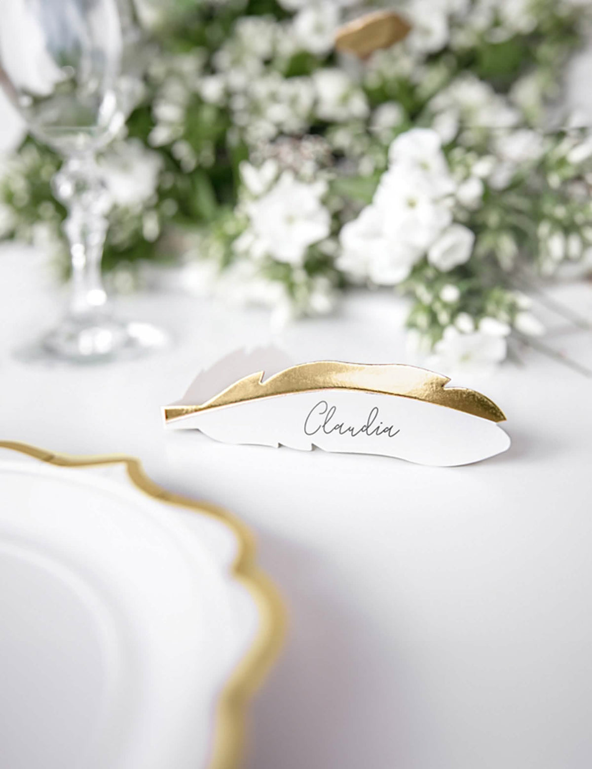 Mise em situação sobre a mesa do marcador de lugares em cartão espumado para casamento