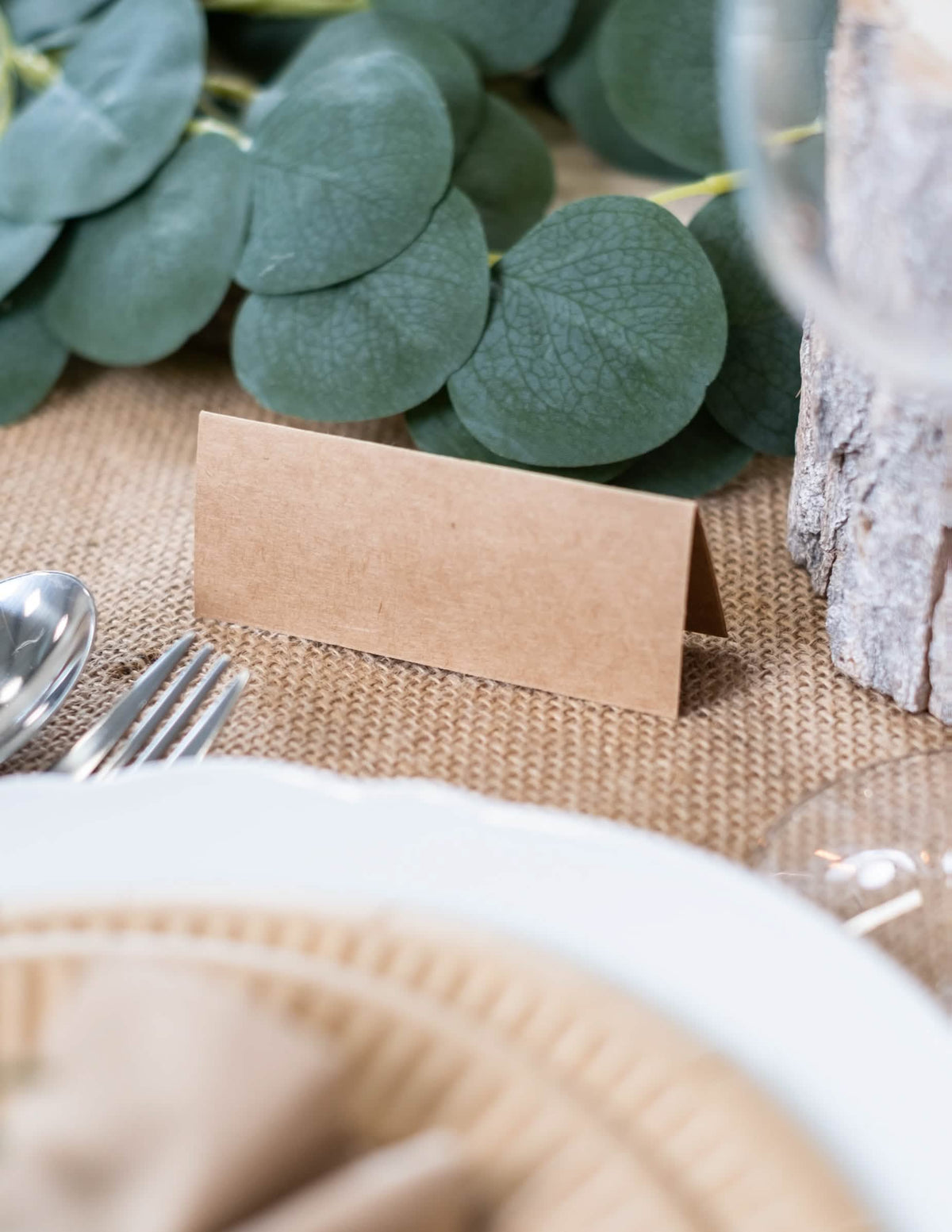 Colocação em mesa do marcador de lugar em kraft para casamento