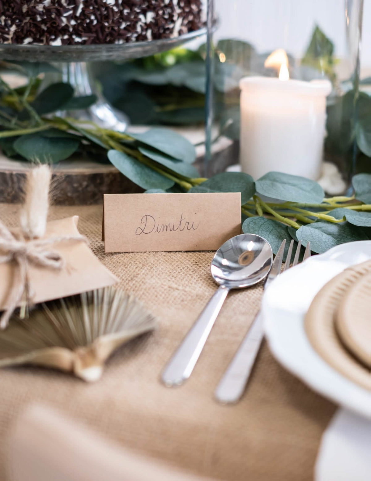 Close-up com o nome do marcador de lugar em kraft para casamento