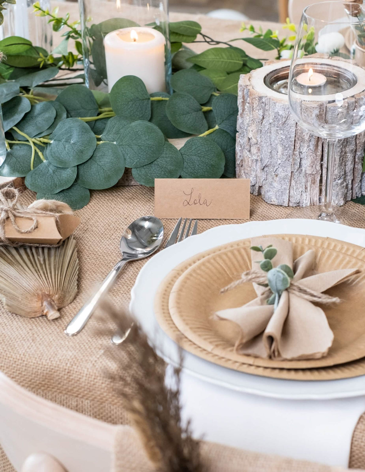 Vista geral da decoração de mesa campestre do marcador de lugar em kraft para casamento