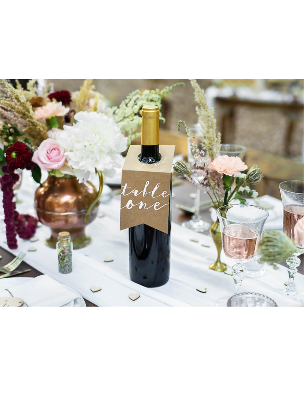 Colocação do marcador de mesa para garrafas para festa kraft e branco