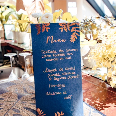 Mise en situation du menu fougères pour mariage bleu marine et cuivre