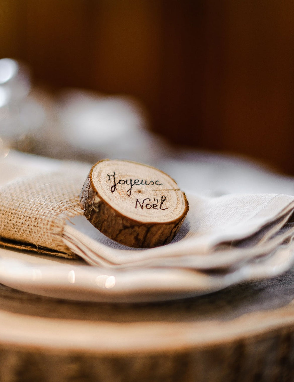 Détail de l'inscription Joyeux Noël du mini rondin de bois naturel pour décoration avec écorce