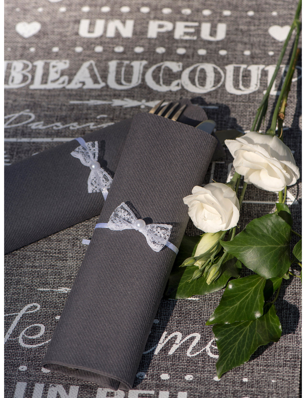 Mise en situation sur des serviettes des nœuds en dentelle pour fête
