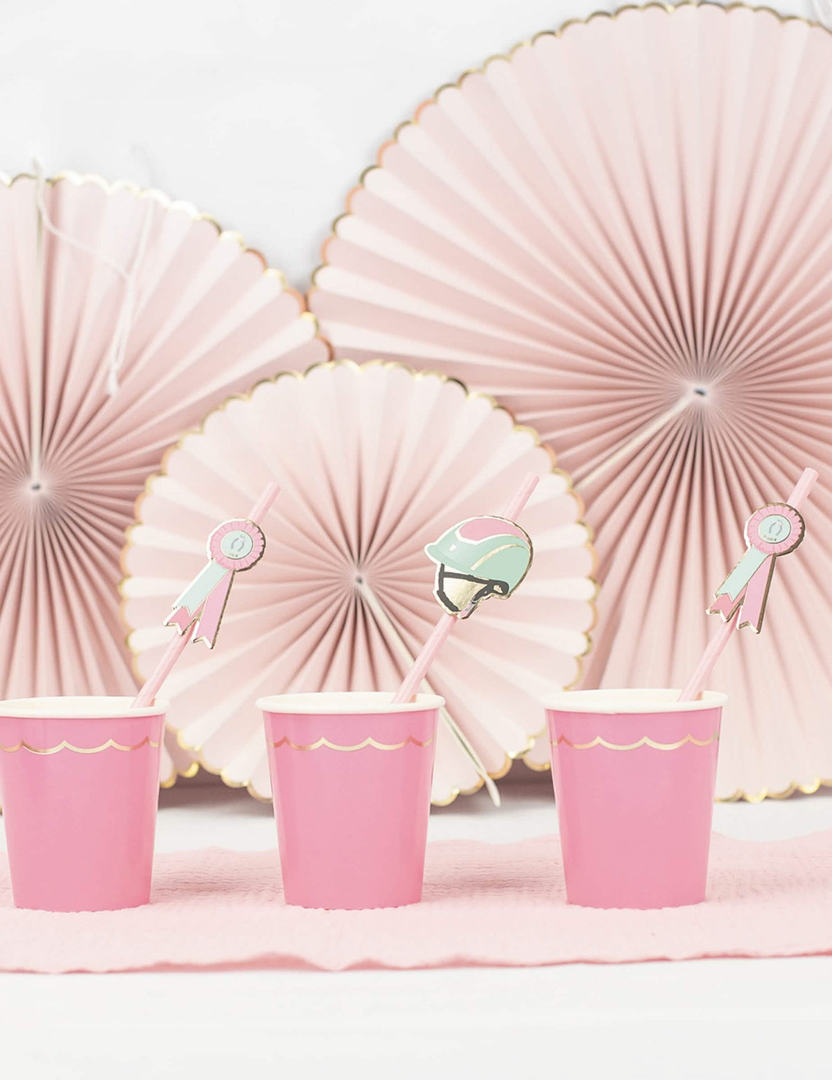 Mise en situação com copos e rosetas de palhinhas de papel cavalo e equitação