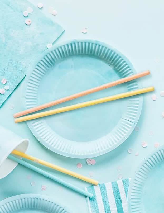 Colocadas numa mesa de festa, palhinhas de cartão para aniversário, cores pastel