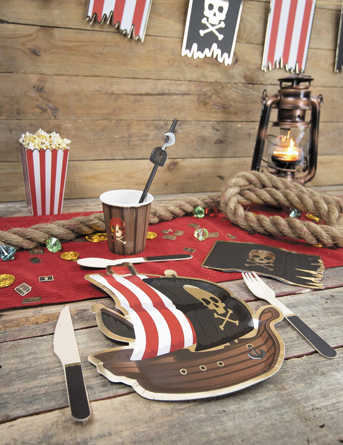 Mise en situation sur une table des pailles en carton Pirate noires