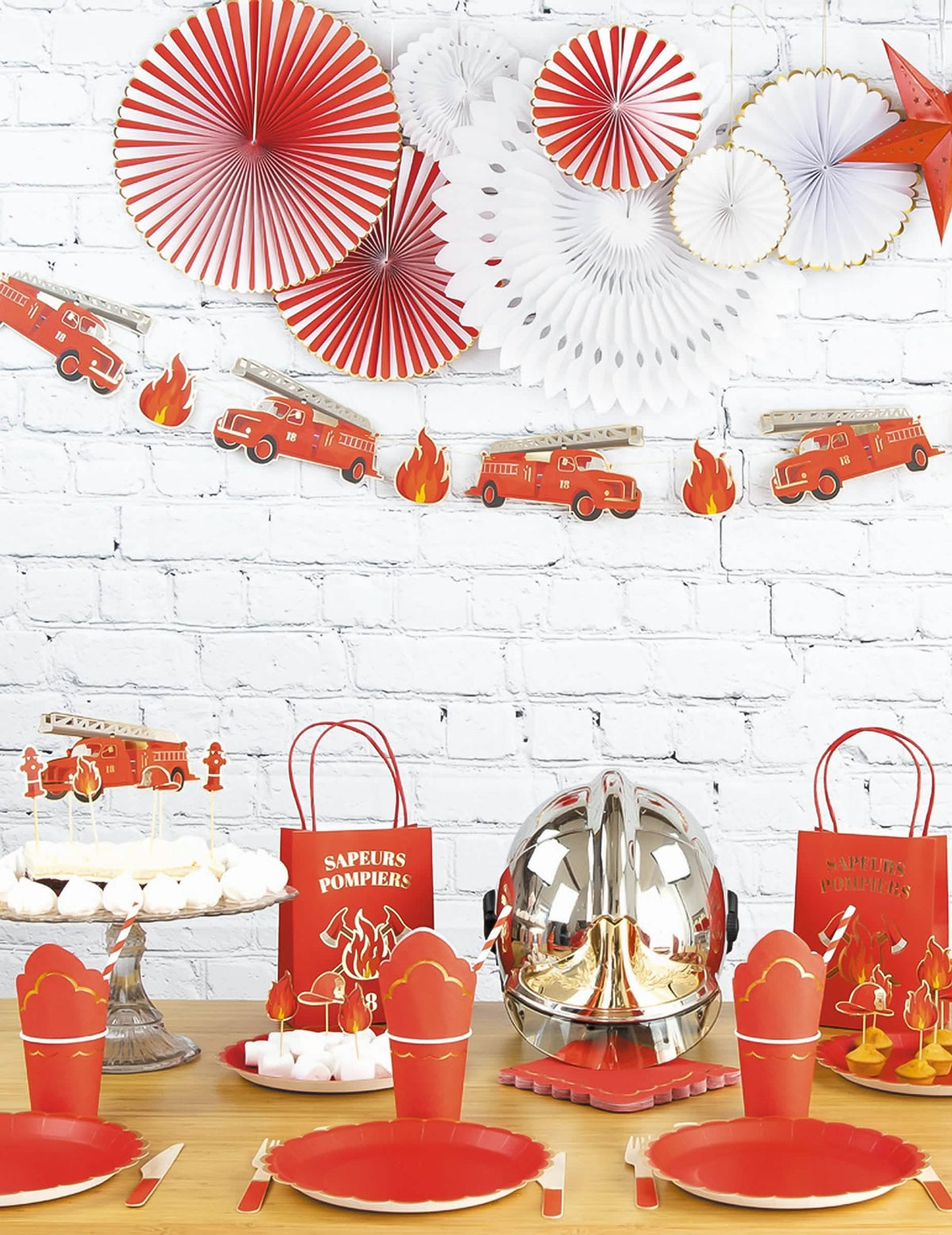 Mise em situação numa mesa de festa de palhinhas de cartão Pompier vermelhas