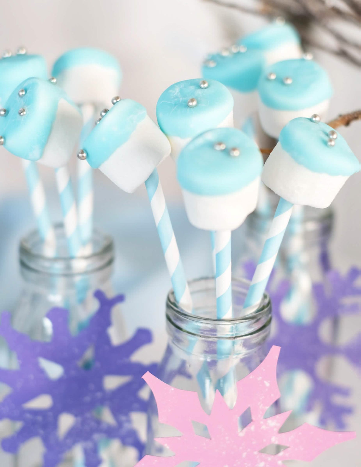 Utilização em palitos para marshmallows das palhinhas de cartão às riscas azul pastel