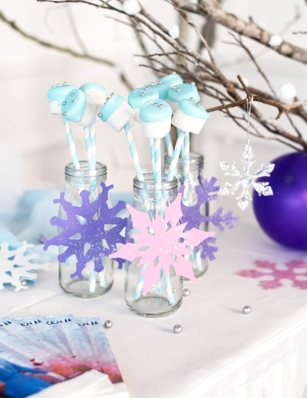 Encenação de decoração invernal de palhinhas de cartão às riscas azul pastel