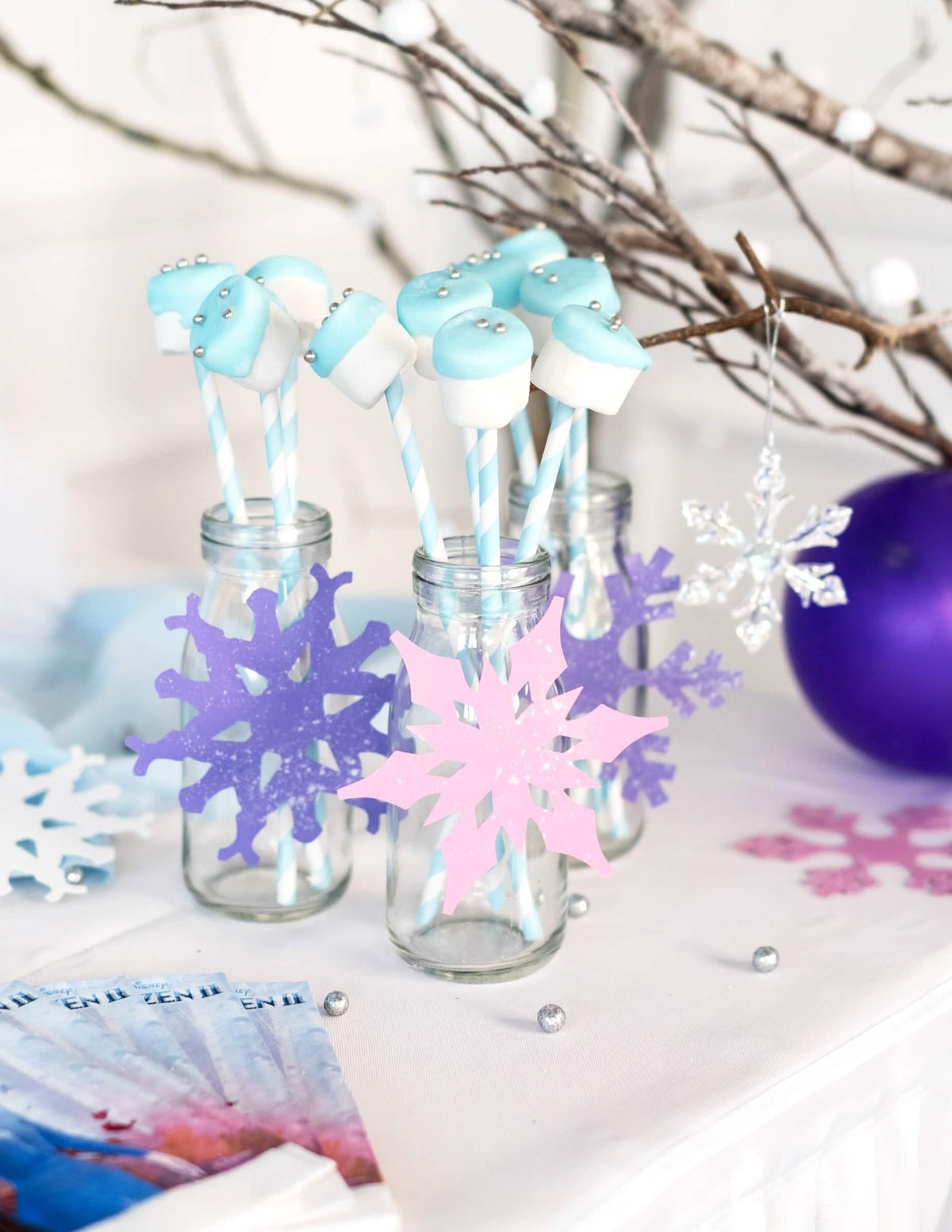 Encenação de decoração invernal de palhinhas de cartão às riscas azul pastel