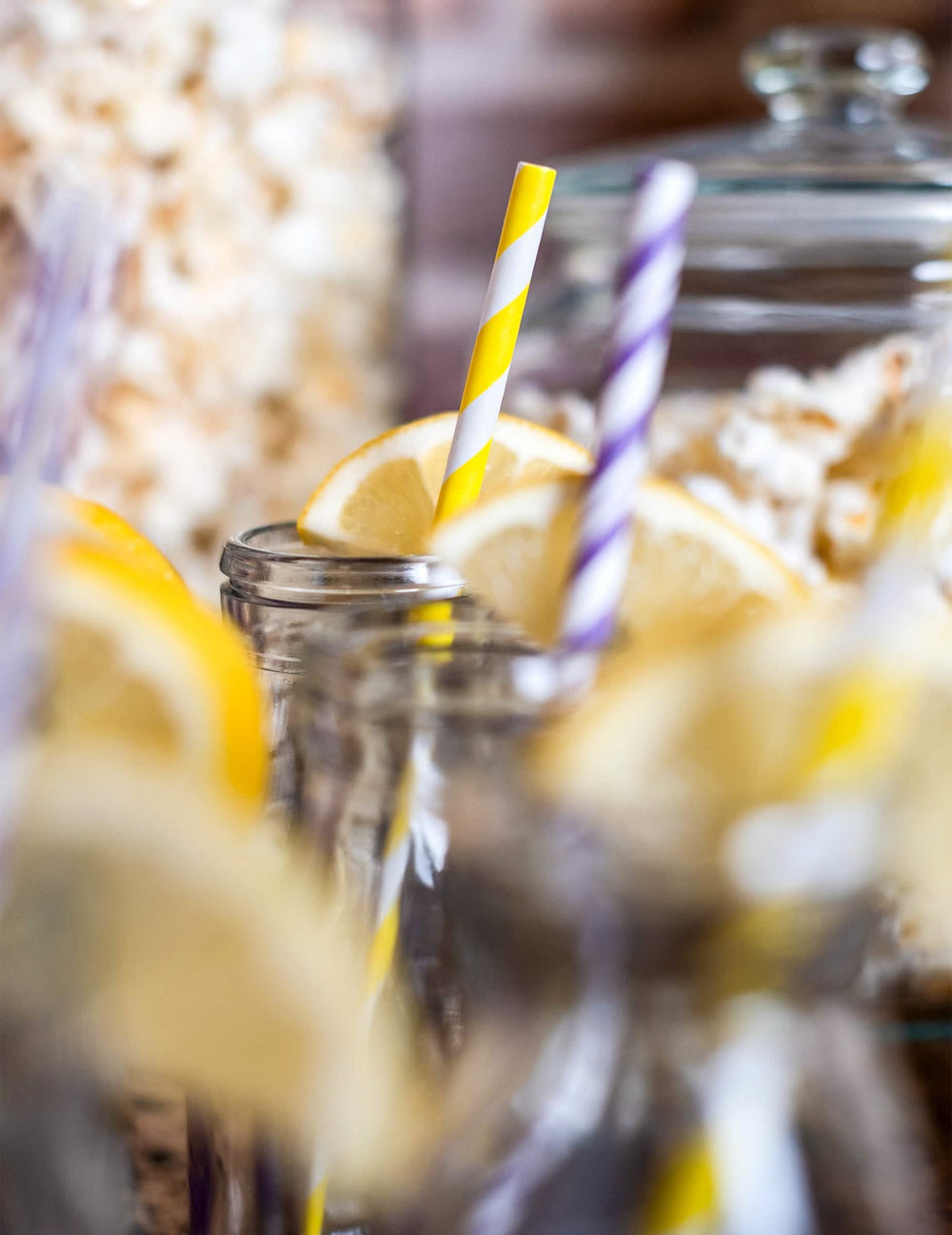 Detalhes das palhinhas de cartão às riscas para cocktails com rodelas de limão