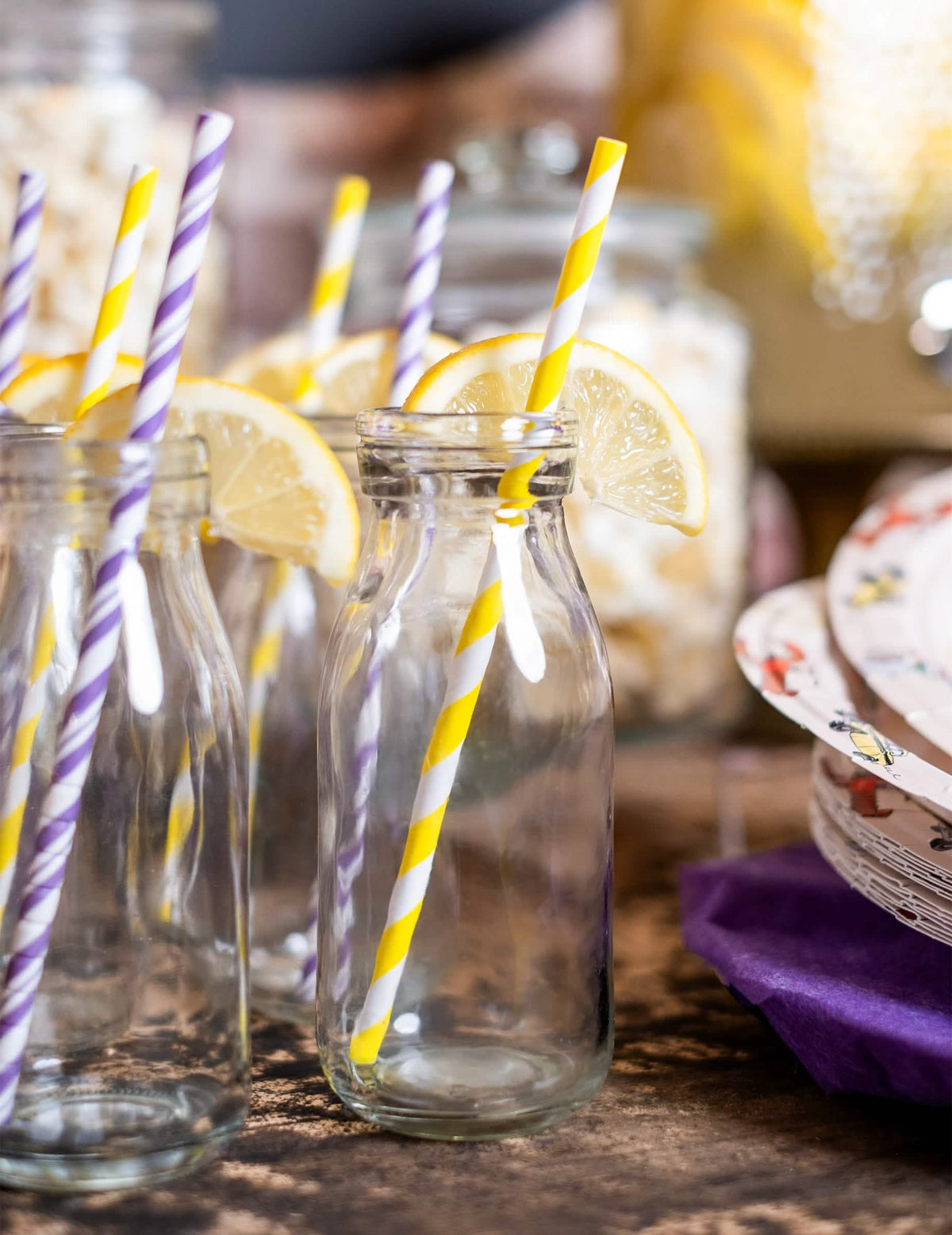 Encenação festiva numa mesa com palhinhas de cartão às riscas para cocktails