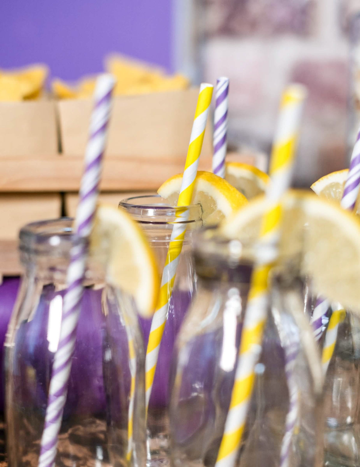 Grande plano das palhinhas de cartão às riscas para cocktails