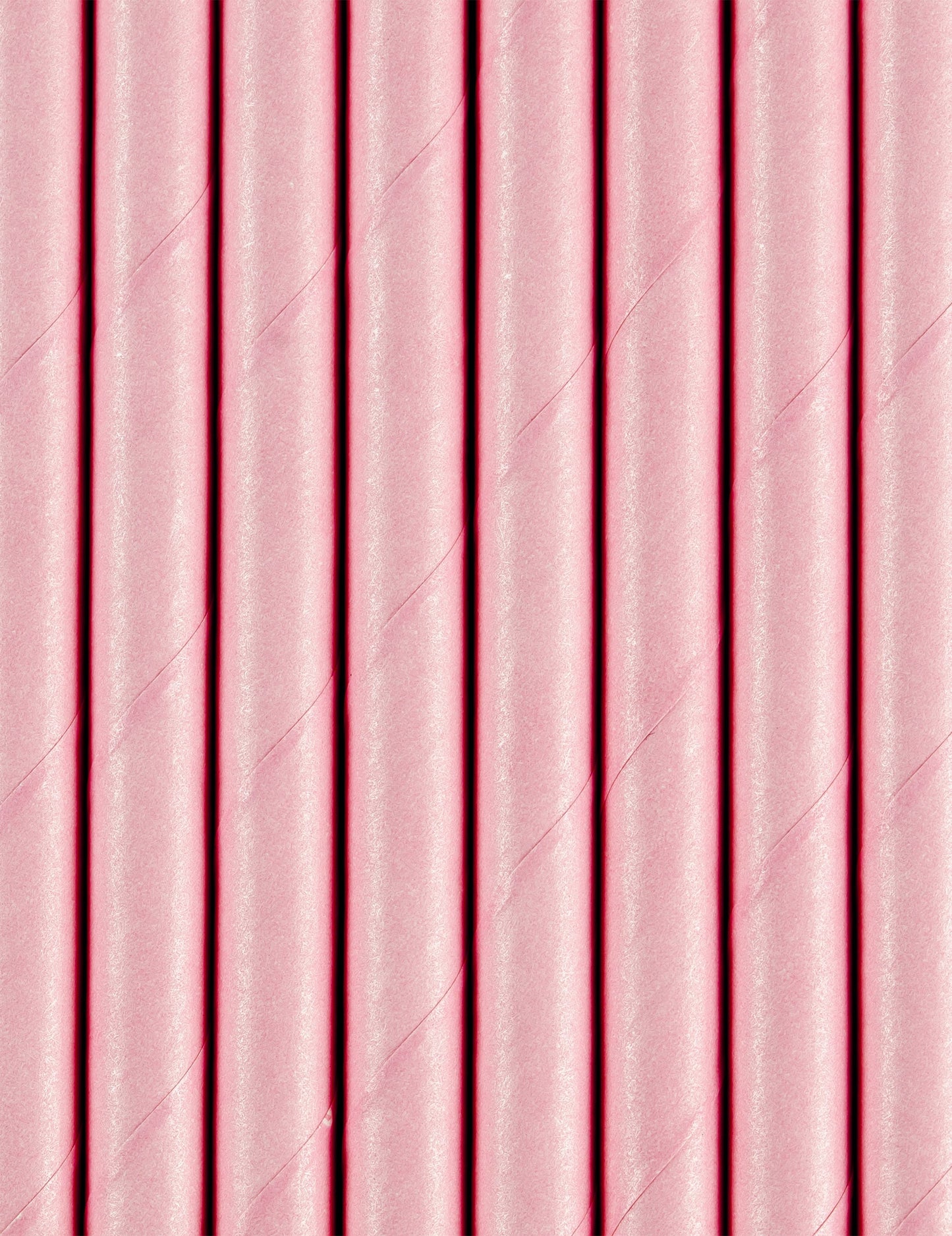 Gros plan sur la texture des pailles en carton rose clair pour fête