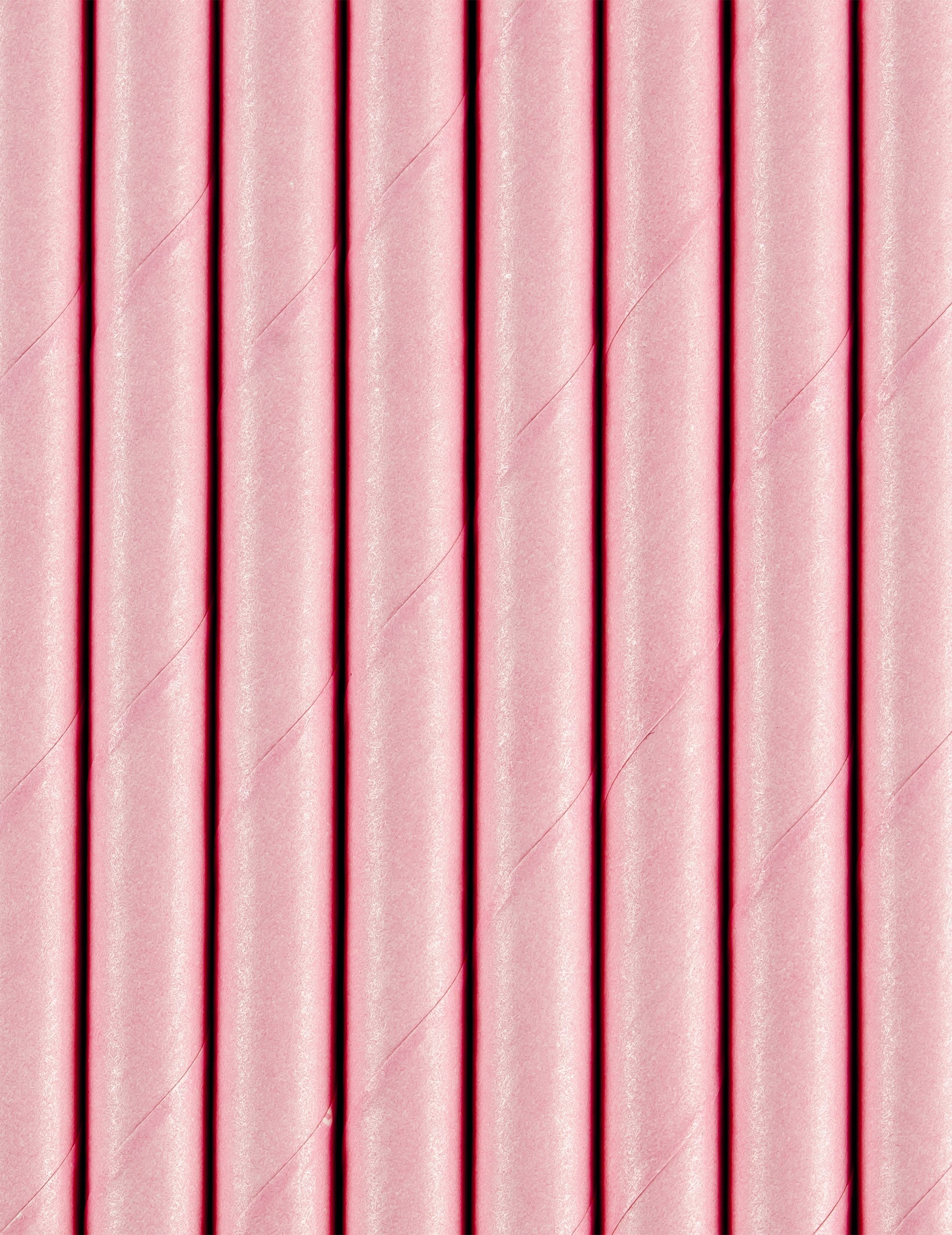 Gros plan sur la texture des pailles en carton rose clair pour fête