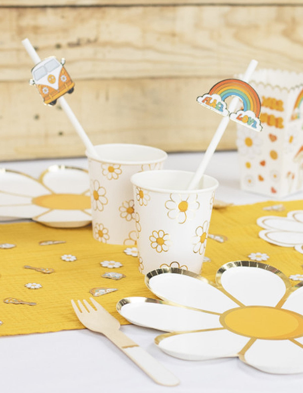 Mise en scène festive avec gobelets des pailles en carton Hippie