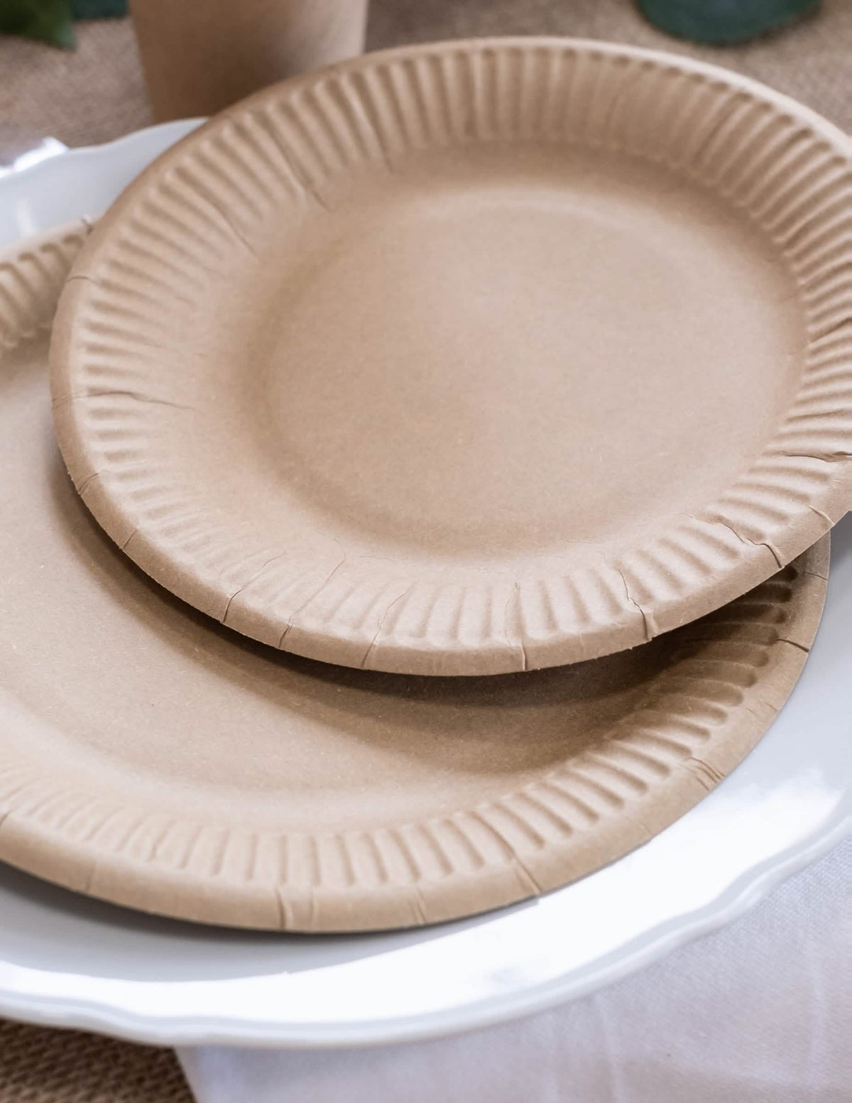 Grande plano da pilha de pratos de cartão kraft castanho recicláveis