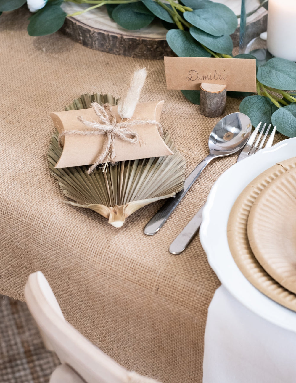 Mise en situation en décoration de table des petites boîtes kraft pour fête
